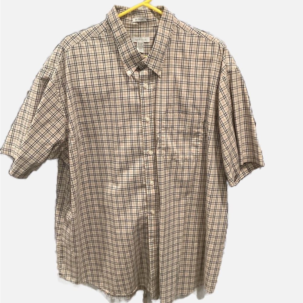 Van Heusen short sleeve shirt. Size XXL, button front and collar. Tan, blue, red